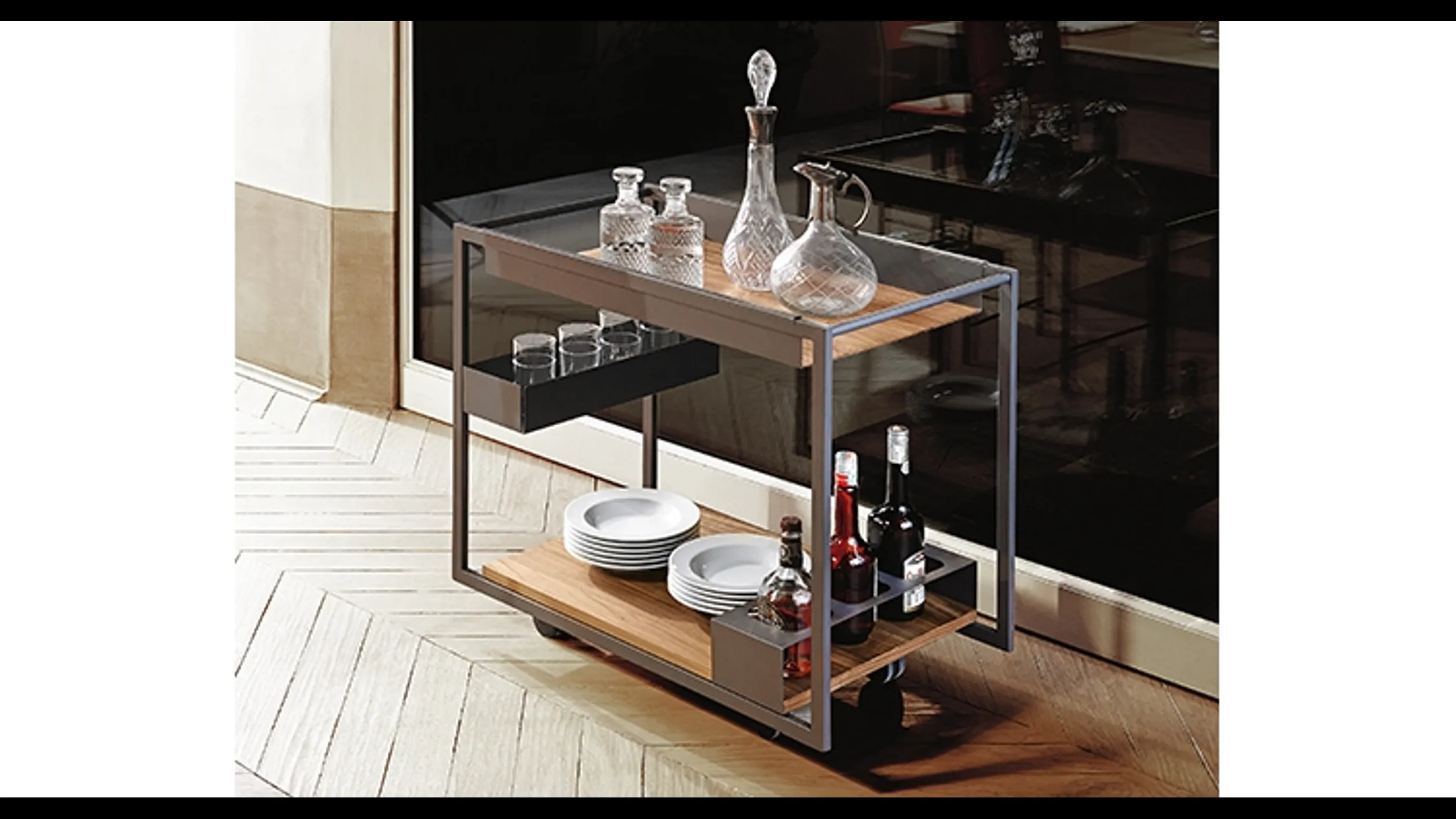 Tavolino su ruote con piani in legno di Noce Mojito di Cattelan Italia