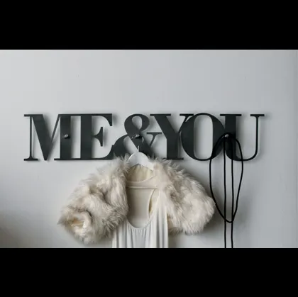 Appendiabiti a parete Lettering in metallo antracite di Tomasella