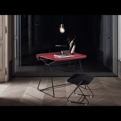 Scrittoio Taylor con piano rivestito in cuoio e struttura in acciaio laccato di Bontempi