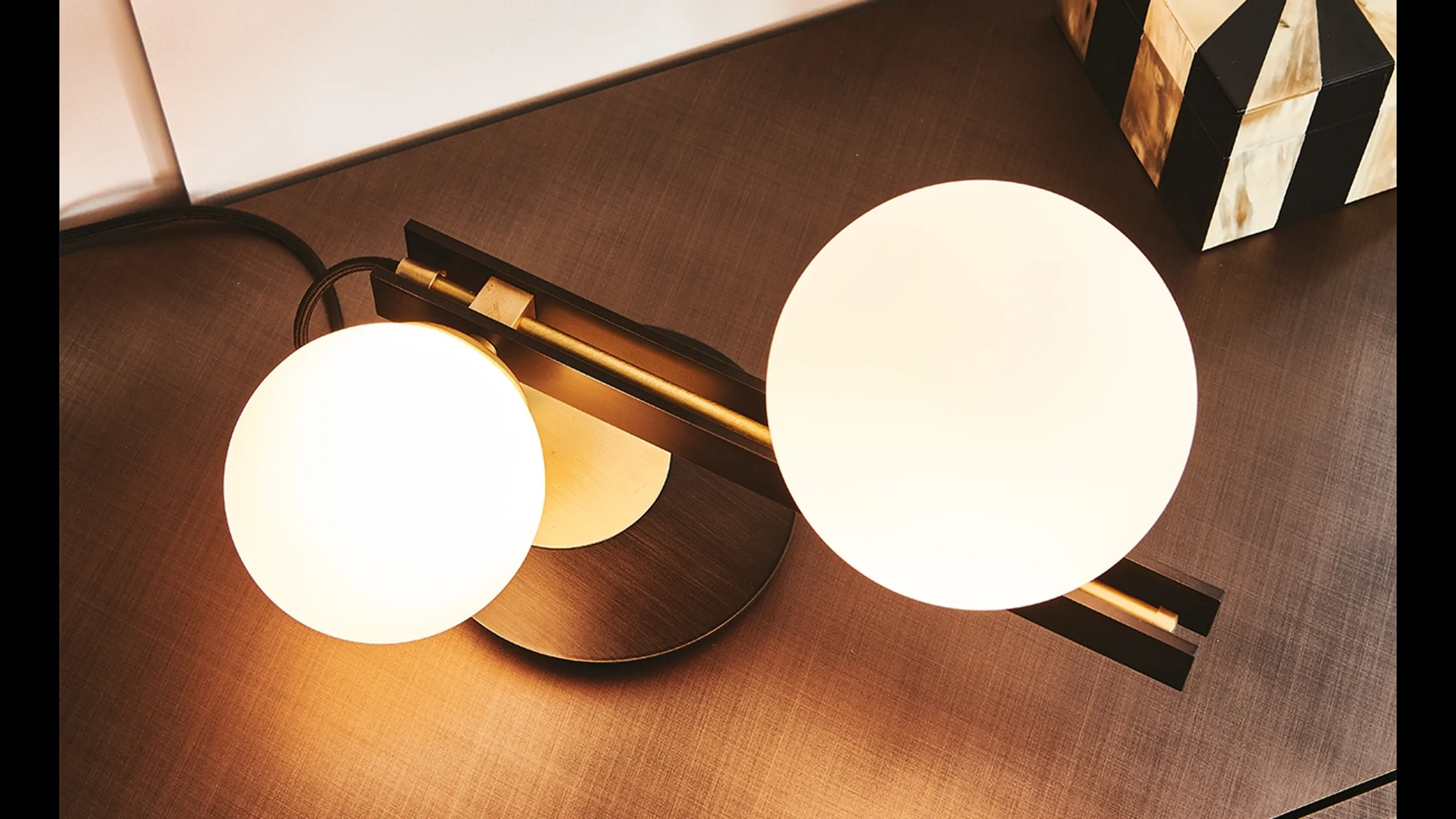 Lampada da tavolo in vetro e metallo Planeta di Cattelan Italia