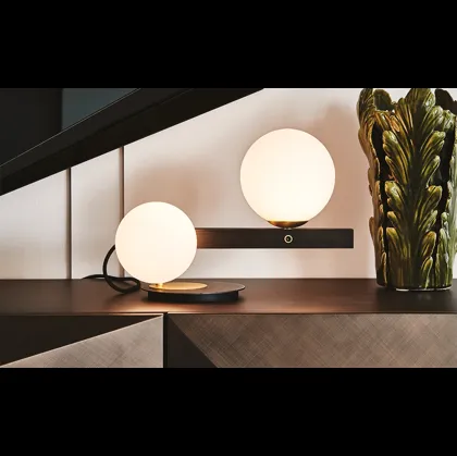 Lampada da tavolo in vetro e metallo Planeta di Cattelan Italia