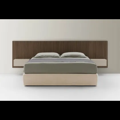 Letto Sommier in tessuto con Boiserie Cannettata in legno di Pianca