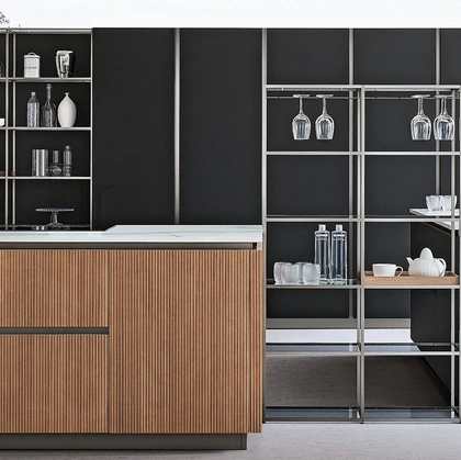 Libreria divisoria Gravity 02 in metallo con ripiani in vetro di Veneta Cucine