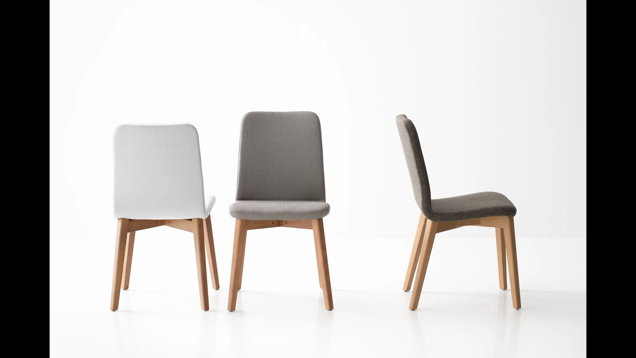 Sedia Cloe 5 in tessuto imbottito con struttura in massello di Frassino di Pointhouse