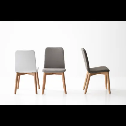 Sedia Cloe 5 in tessuto imbottito con struttura in massello di Frassino di Pointhouse