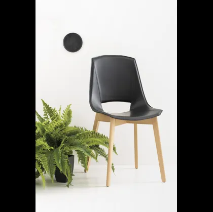 Sedia Eva 5 rivestita in cuoio con gambe in legno massello di Frassino di Pointhouse