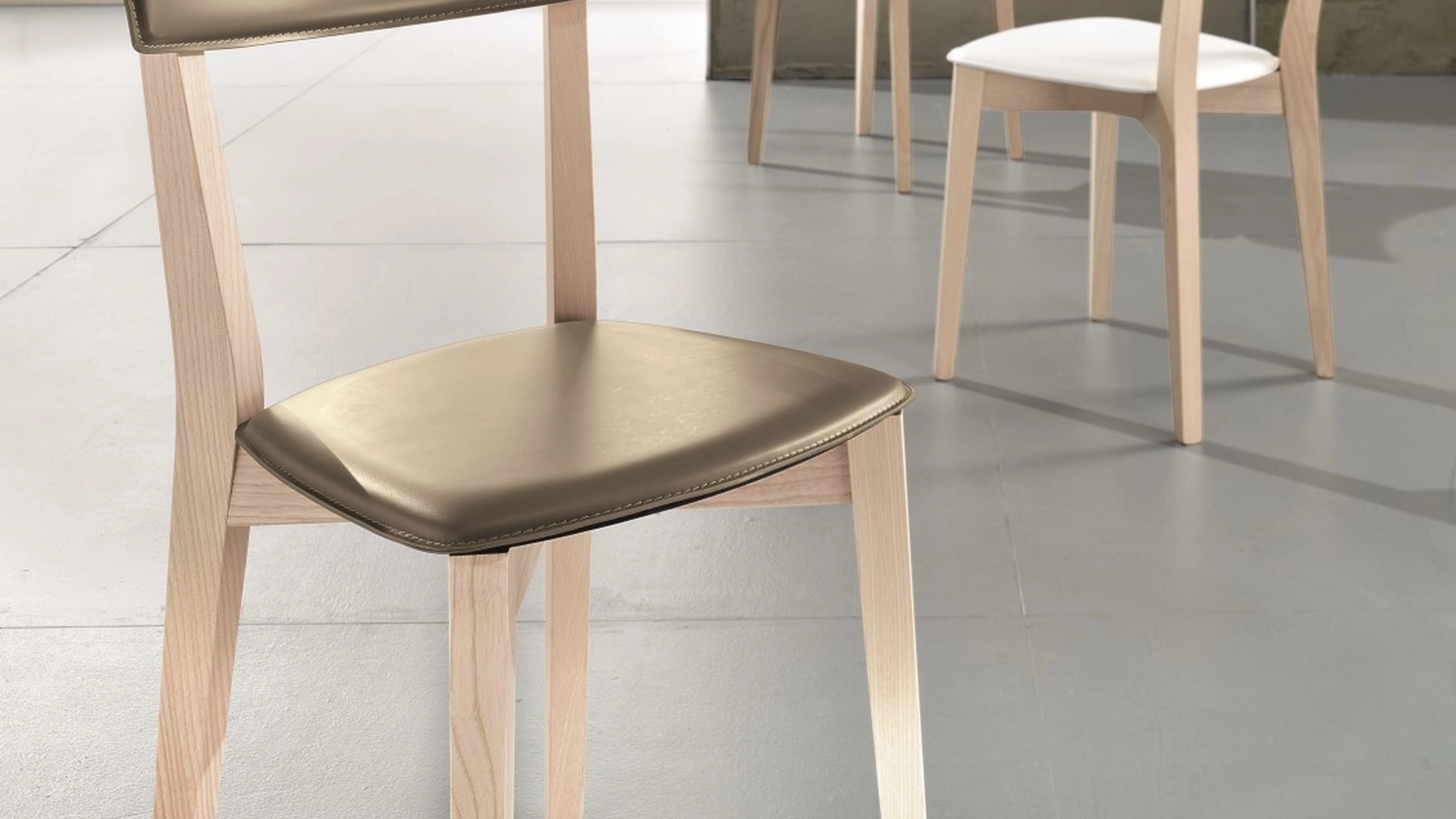 Sedia Ginger S132 in cuoio e legno di Friulsedie