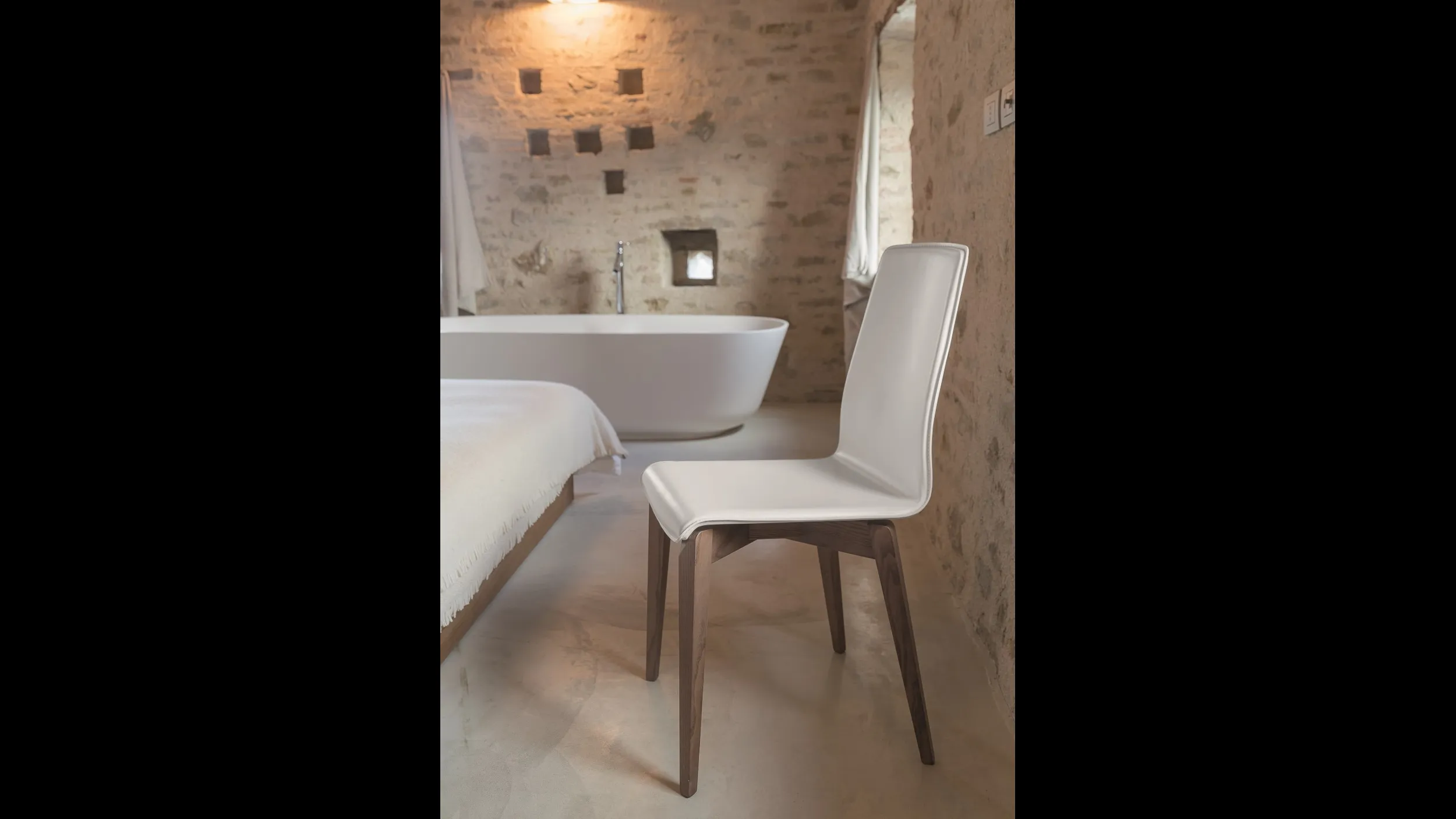 Sedia Gran Manon S141 in cuoio rigenerato e gambe in Frassino di Friulsedie