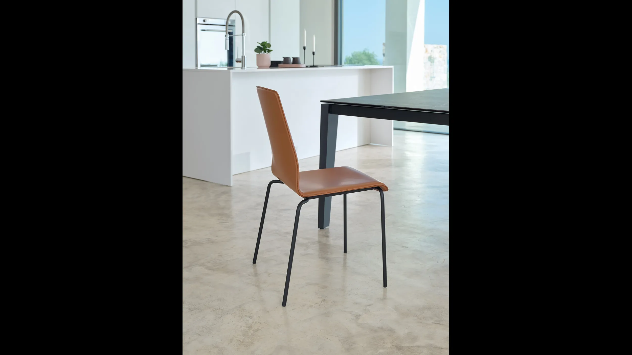 Sedia Gran Manon S141 in cuoio rigenerato e gambe in metallo di Friulsedie