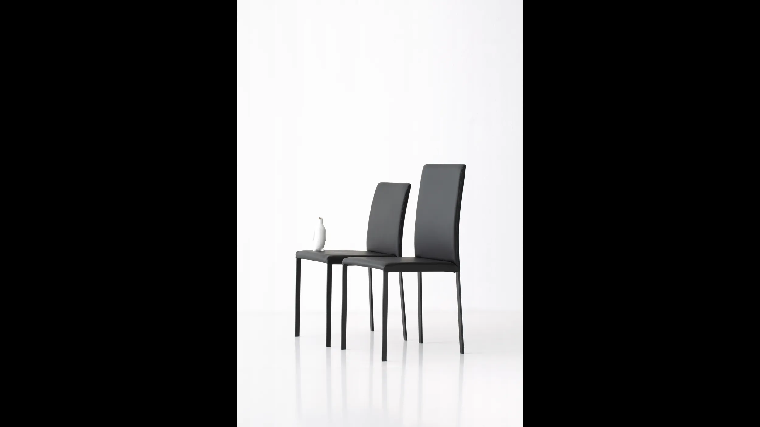 Sedia Giulia rivestita in ecopelle con gambe metalliche di Pointhouse