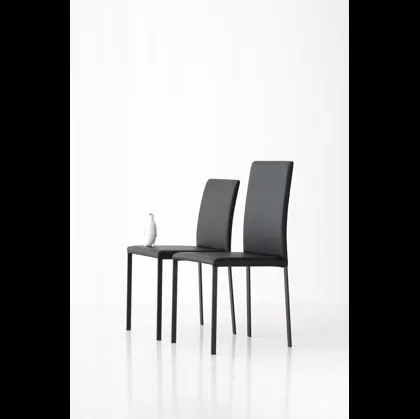 Sedia Giulia rivestita in ecopelle con gambe metalliche di Pointhouse