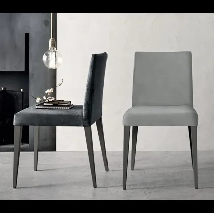 Sedia Tiffany in ecopelle o tessuto con struttura in laccato poro aperto di Tomasella