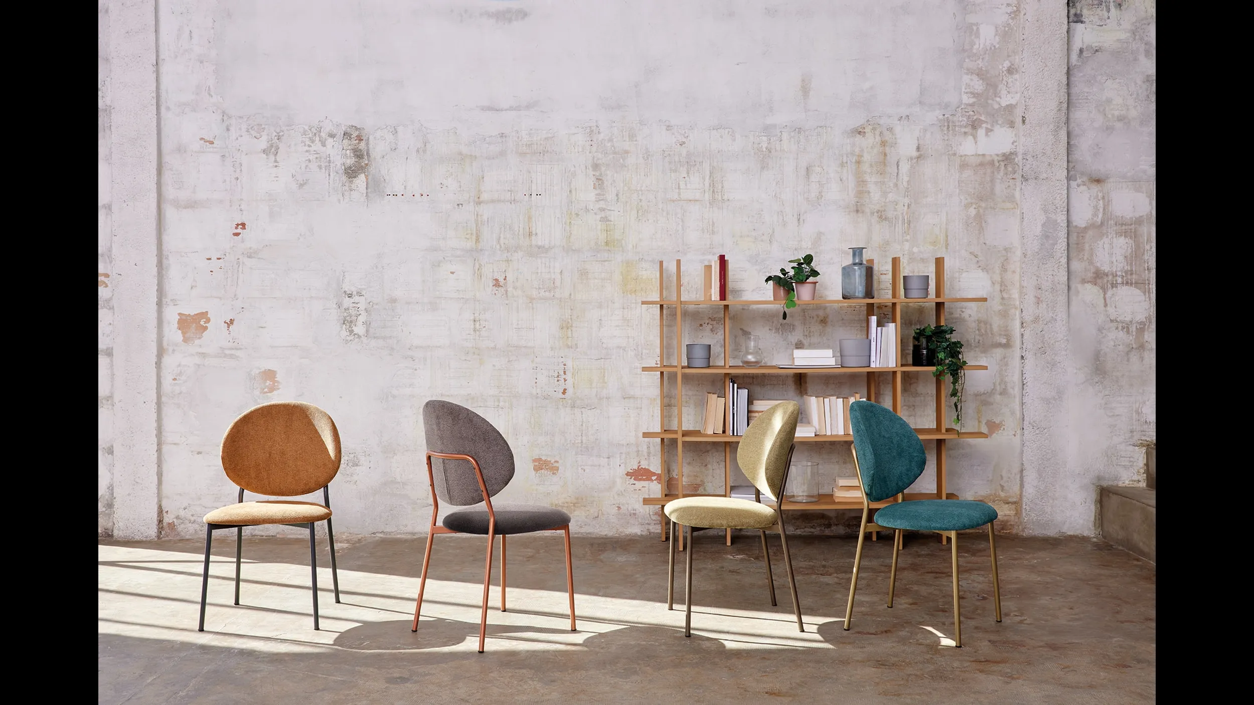 Sedia Vanilla S167 in tessuto con struttura in metallo di Friulsedie