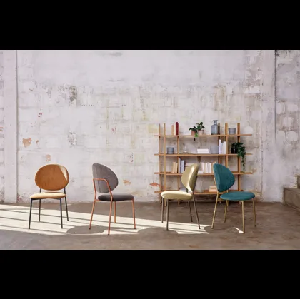 Sedia Vanilla S167 in tessuto con struttura in metallo di Friulsedie