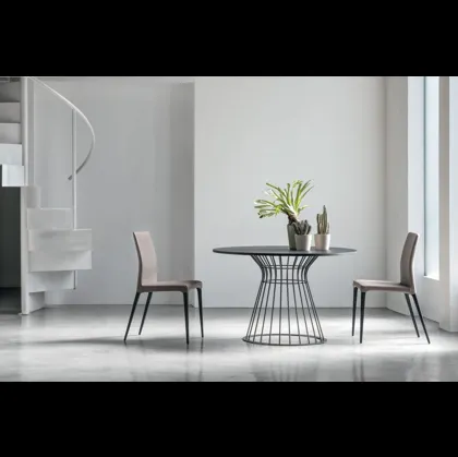 Tavolo rotondo Brigitte in materico rovere carbone con base in metallo laccato opaco antracite di Tomasella