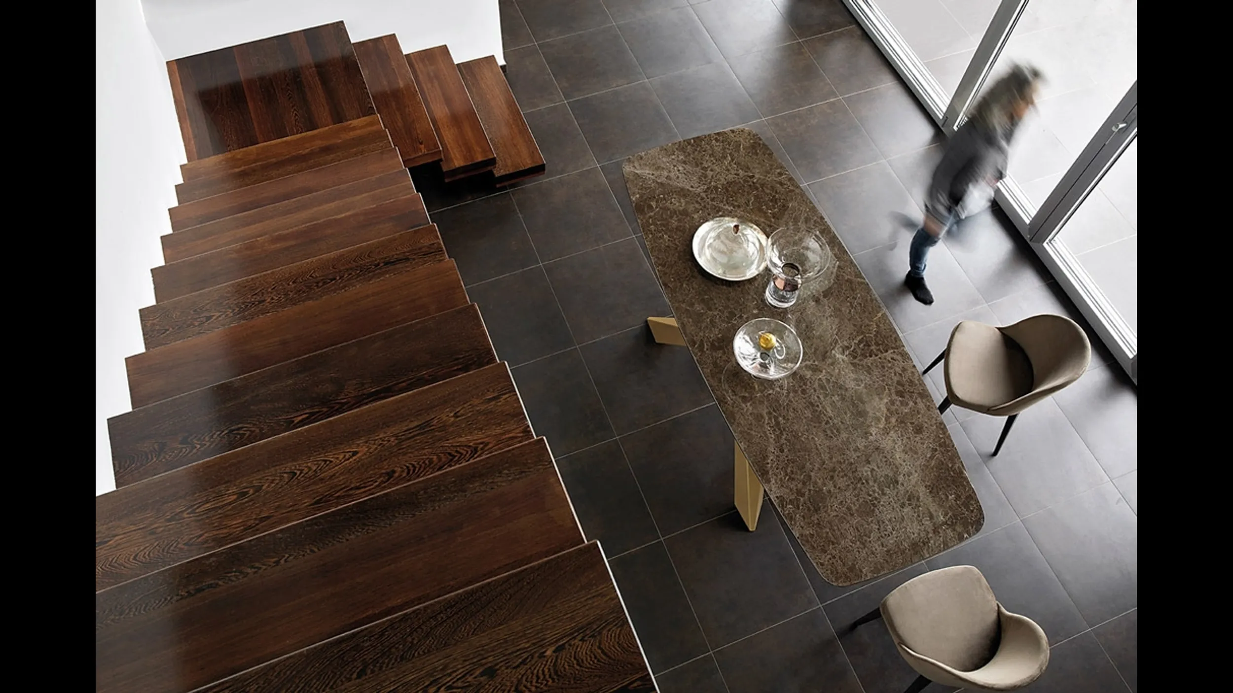 Tavolo Cosmo T72 in vetroceramica con gambe in metallo di Friulsedie