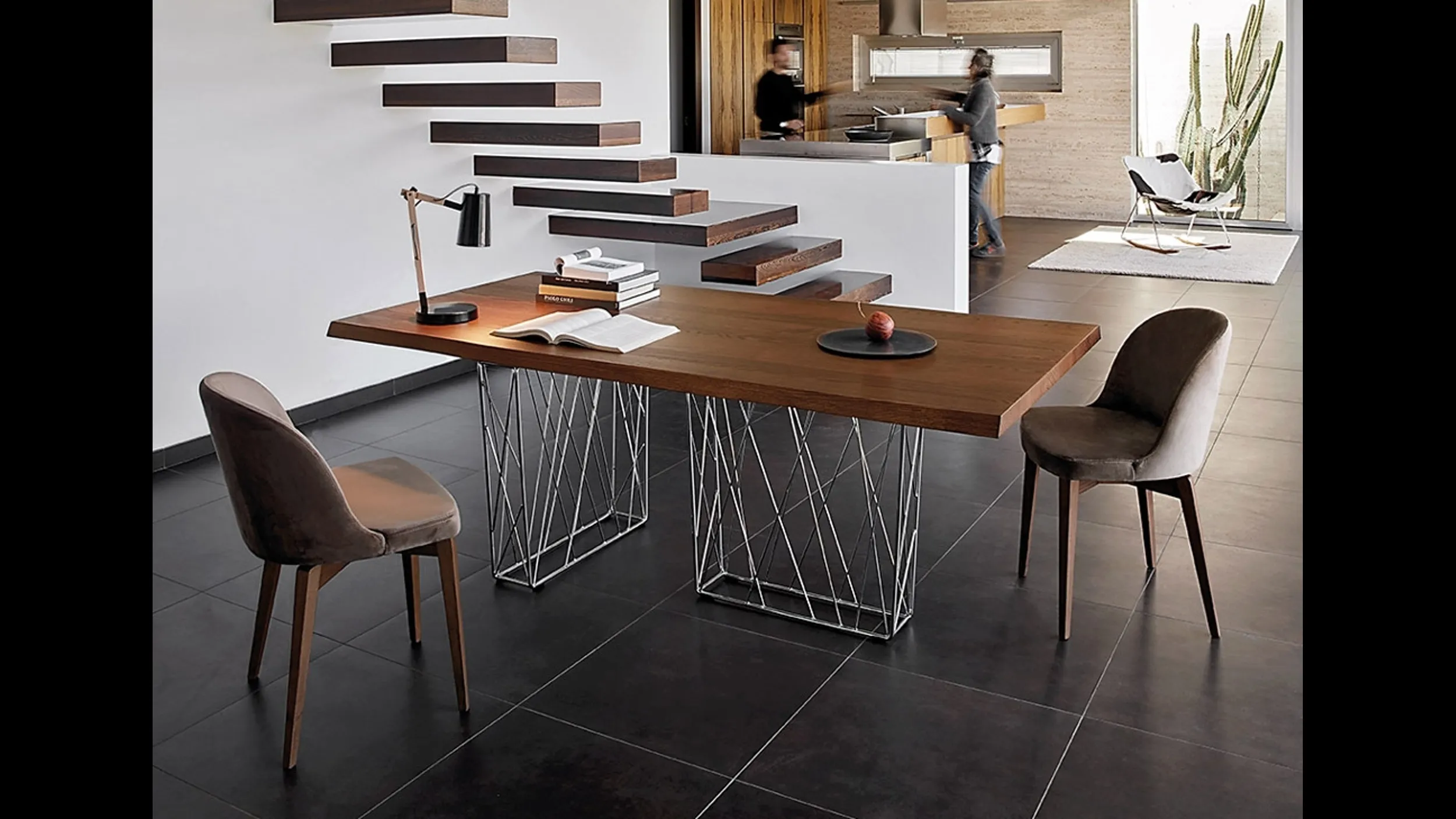 Tavolo Mikado T74 in legno con base asimmetrica in metallo di Friulsedie