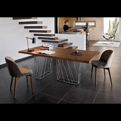 Tavolo Mikado T74 in legno con base asimmetrica in metallo di Friulsedie