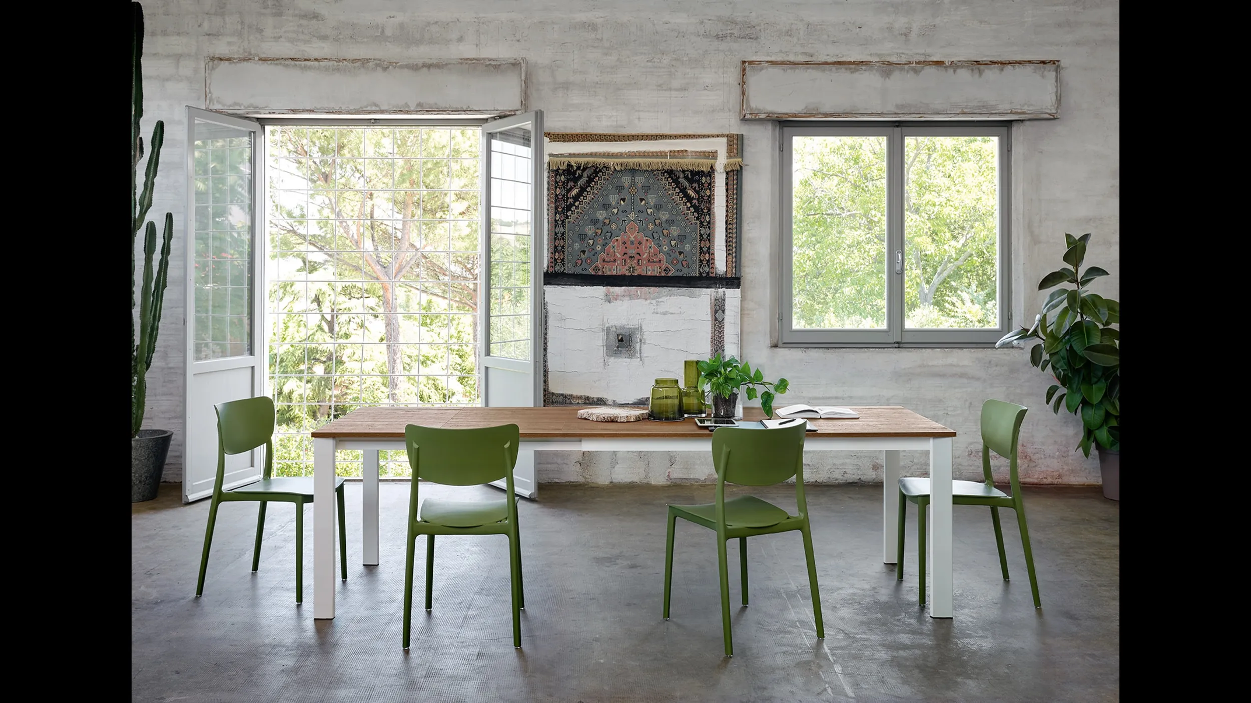 Tavolo allungabile in melaminico effetto legno e gambe in metallo Zenith T91 di Friulsedie