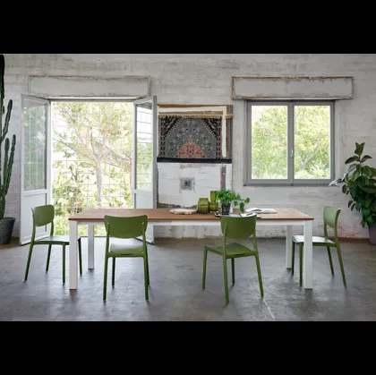 Tavolo allungabile in melaminico effetto legno e gambe in metallo Zenith T91 di Friulsedie