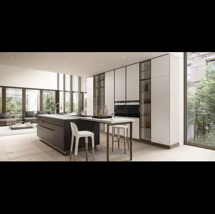 Cucina Moderna con isola Ri-flex 01 in vetro e frassino scuro di Veneta Cucine